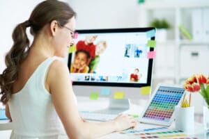 woman-works-at-computer-screen